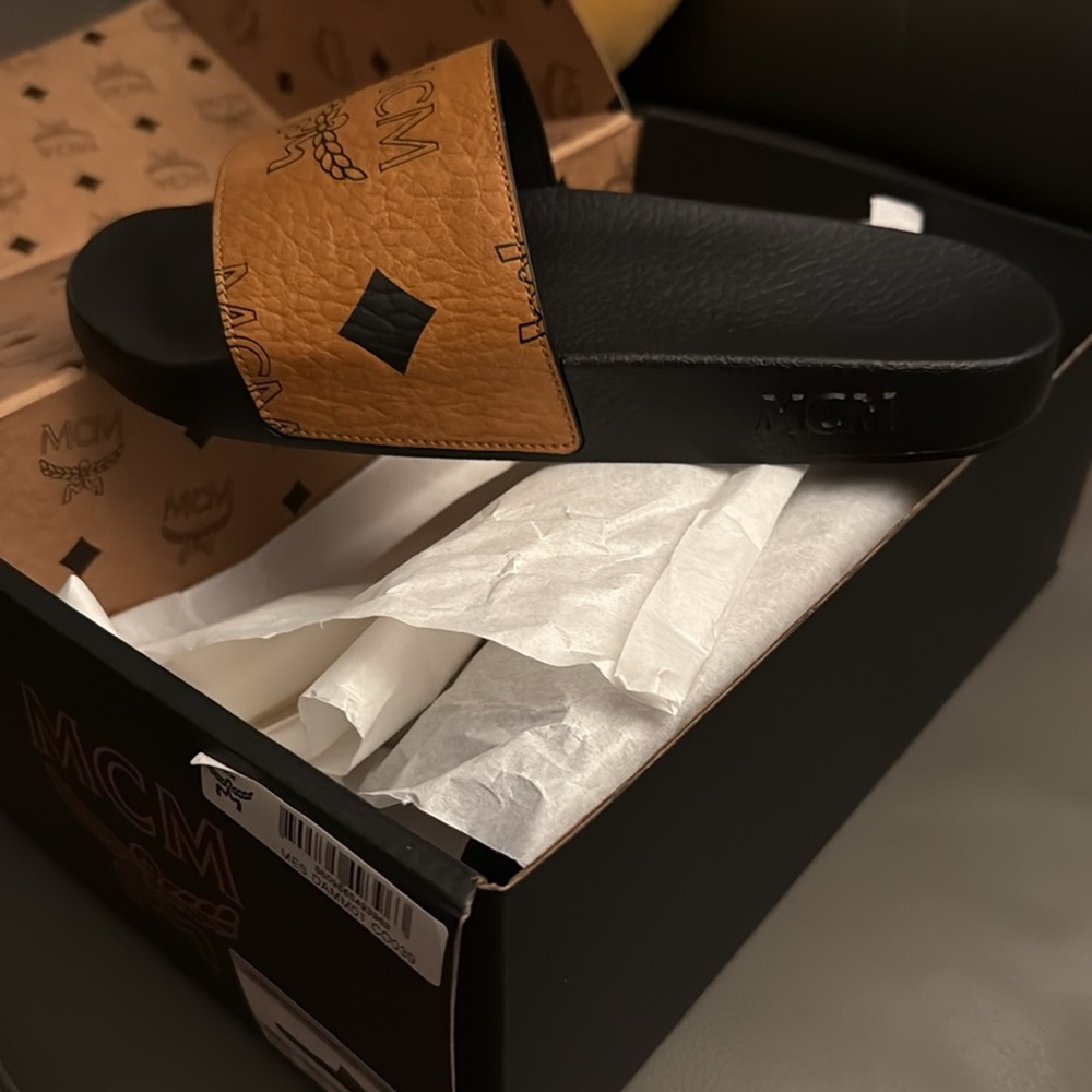 MCM SLIDE 39-Never Worn - Picture 2 of 3